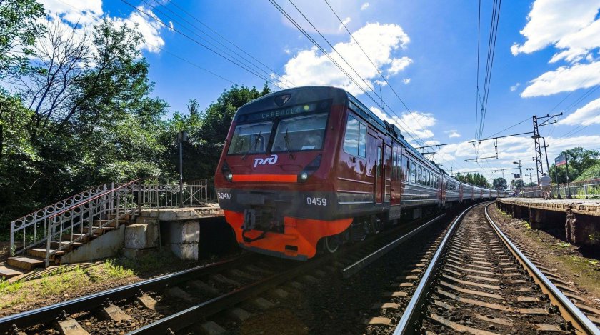 Пригородный поезд