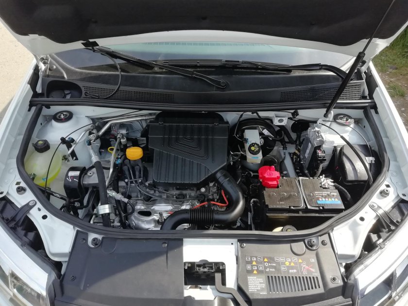 Моторный отсек Рено Логан 1.6