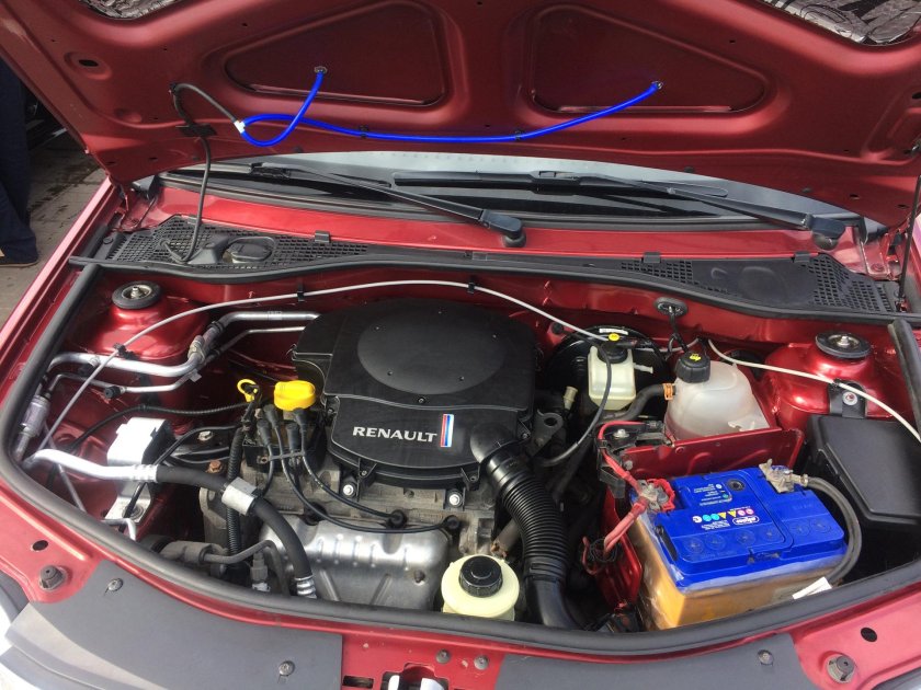 Моторный отсек Рено Логан 1.4