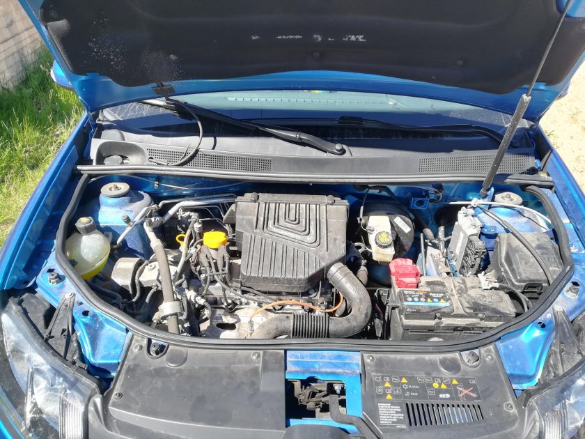 Моторный отсек Рено Логан 1.4