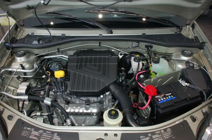 Моторный отсек Рено Логан 1.6