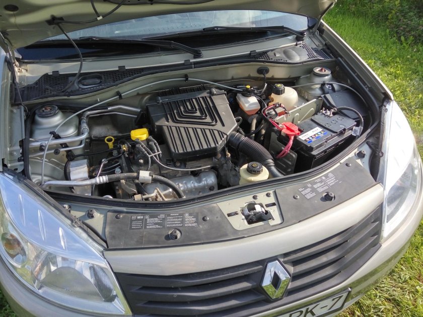 Моторный отсек Рено Логан 1.4