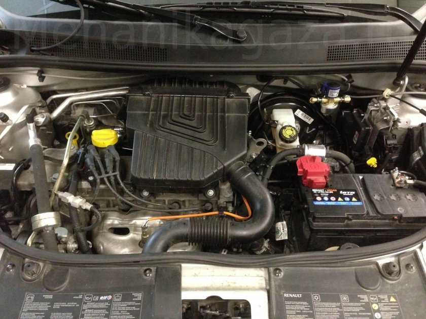 Моторный отсек Рено Логан 1.6