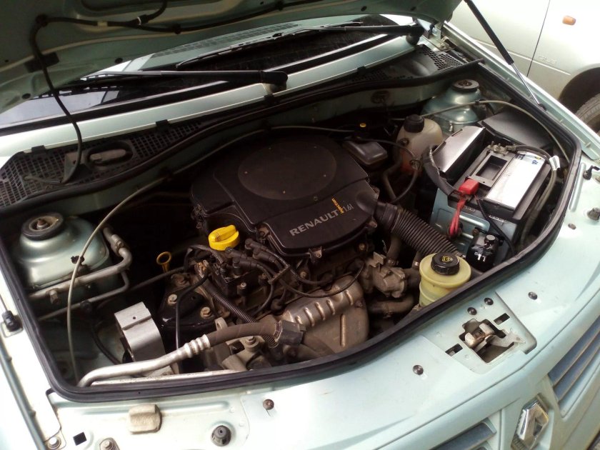 Моторный отсек Рено Логан 1.6