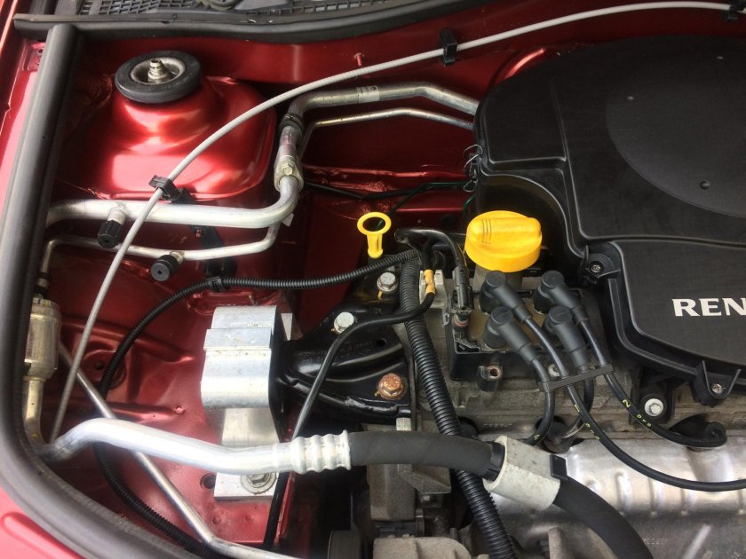 Подкапотка Рено Логан 1.4