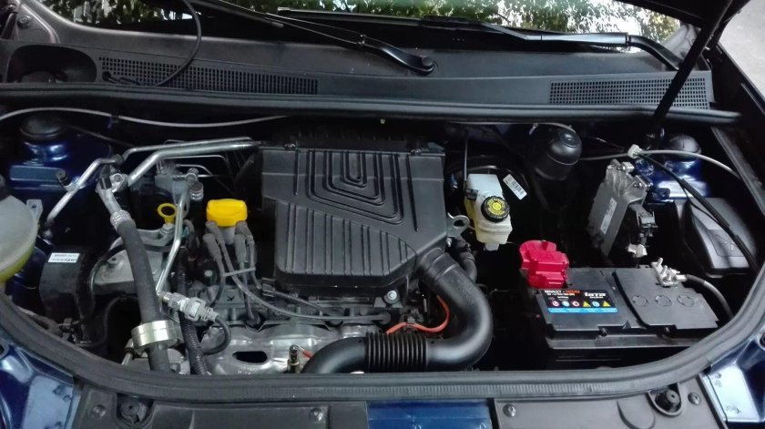 Моторный отсек Рено Логан 1.6