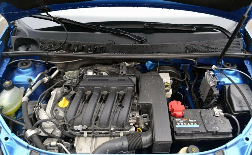 Моторный отсек Рено Логан 1.6