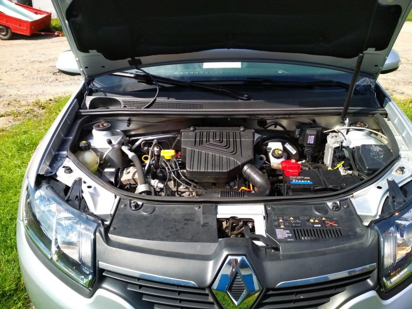 Подкапотка Рено Логан 2