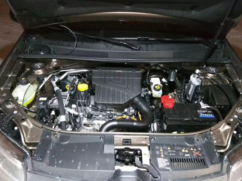 Моторный отсек Рено Логан 1.6