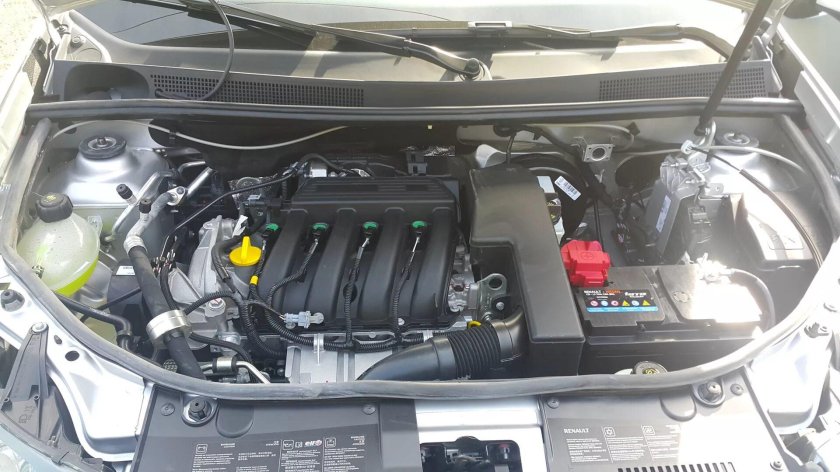 Моторный отсек Рено Логан 1.6