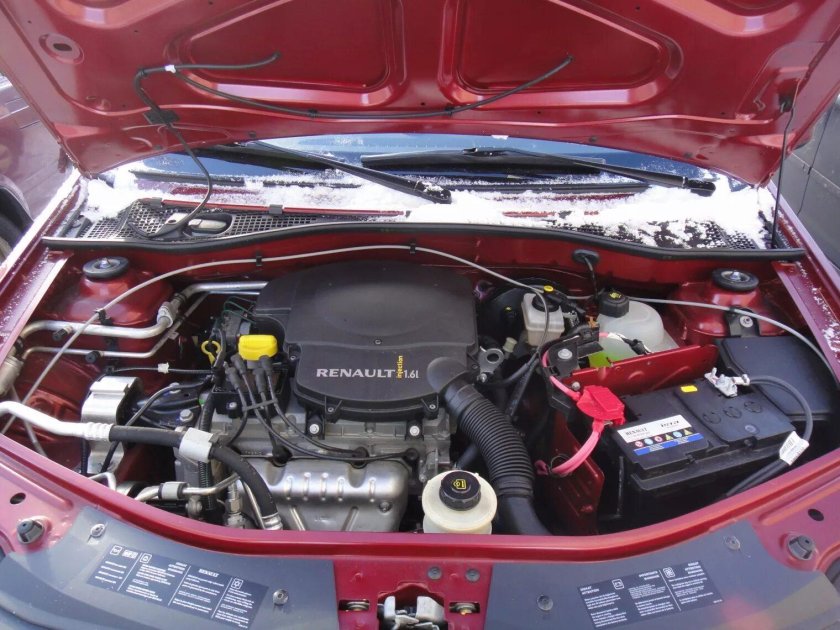 Моторный отсек Рено Логан 1.6
