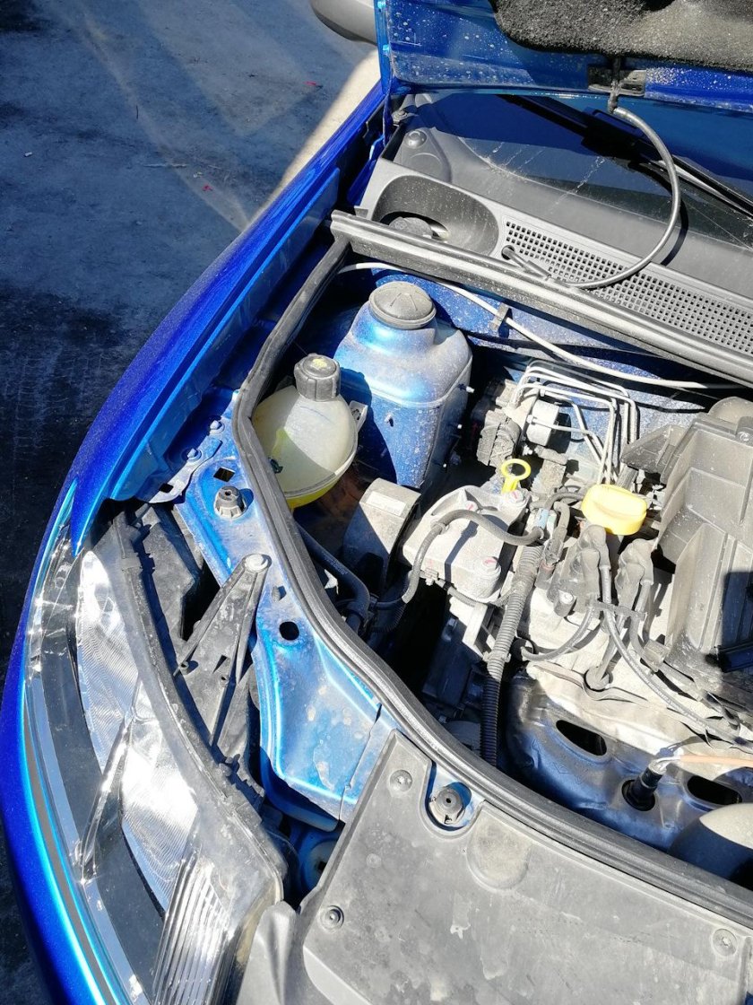 Моторный отсек Логан 1.4