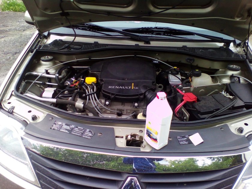 Моторный отсек Рено Логан 1.6