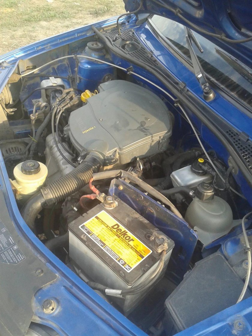 Подкапотка Рено Логан 1