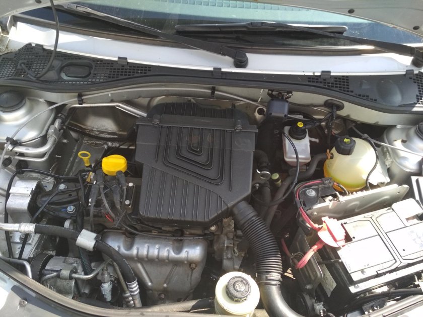 Подкапотка Рено Логан 1.4