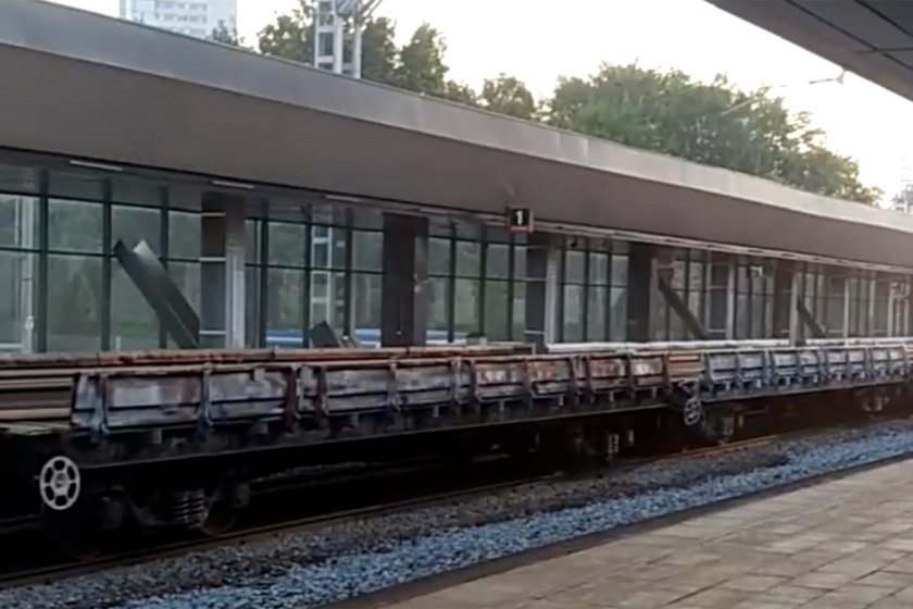 Перевозка рельсов на платформе