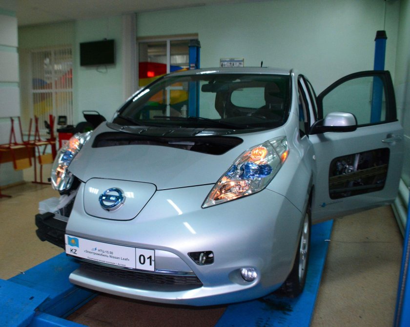 Nissan leaf электромобиль