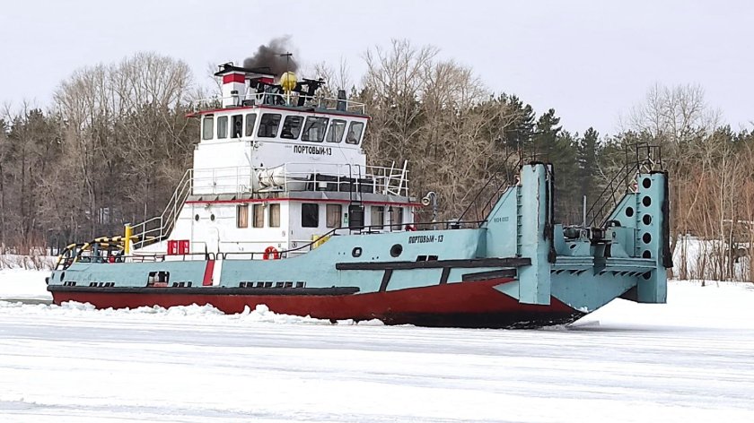 Ледокол портовый 13