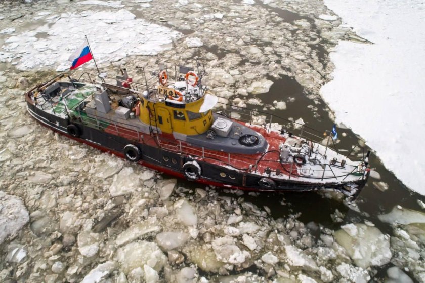 Ледокол на Москва реке
