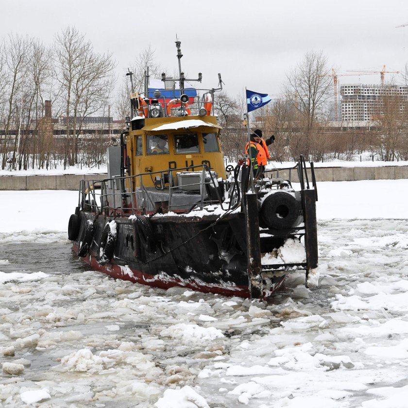 Ледокол на Москва реке