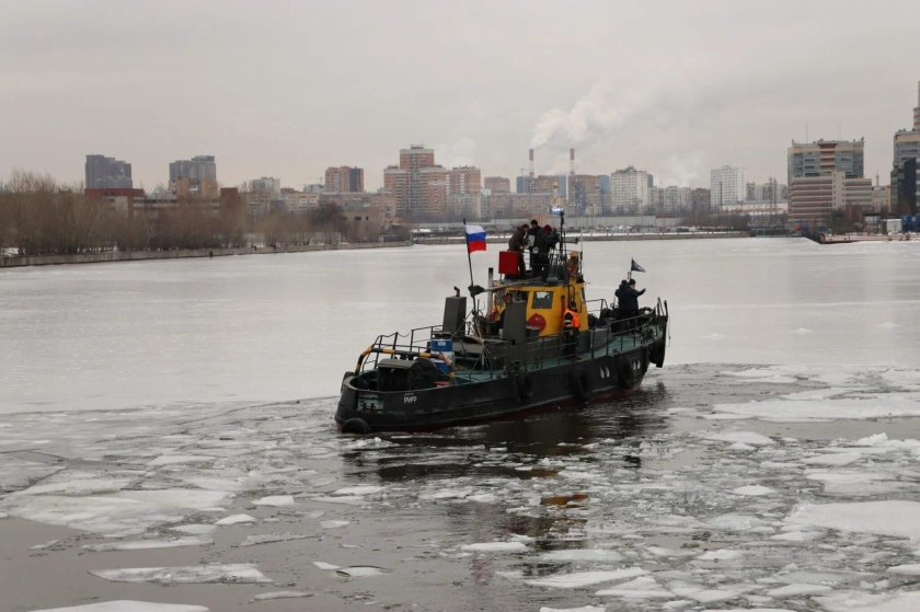 Ледокол на Москва реке