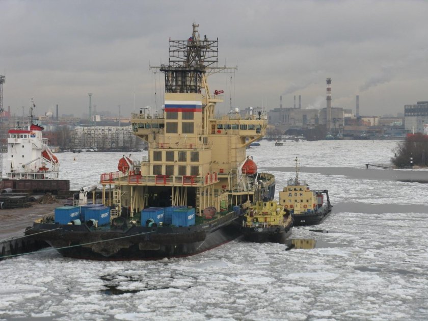 Ледокол на Москва реке