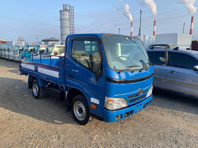 Бортовой грузовик тойота