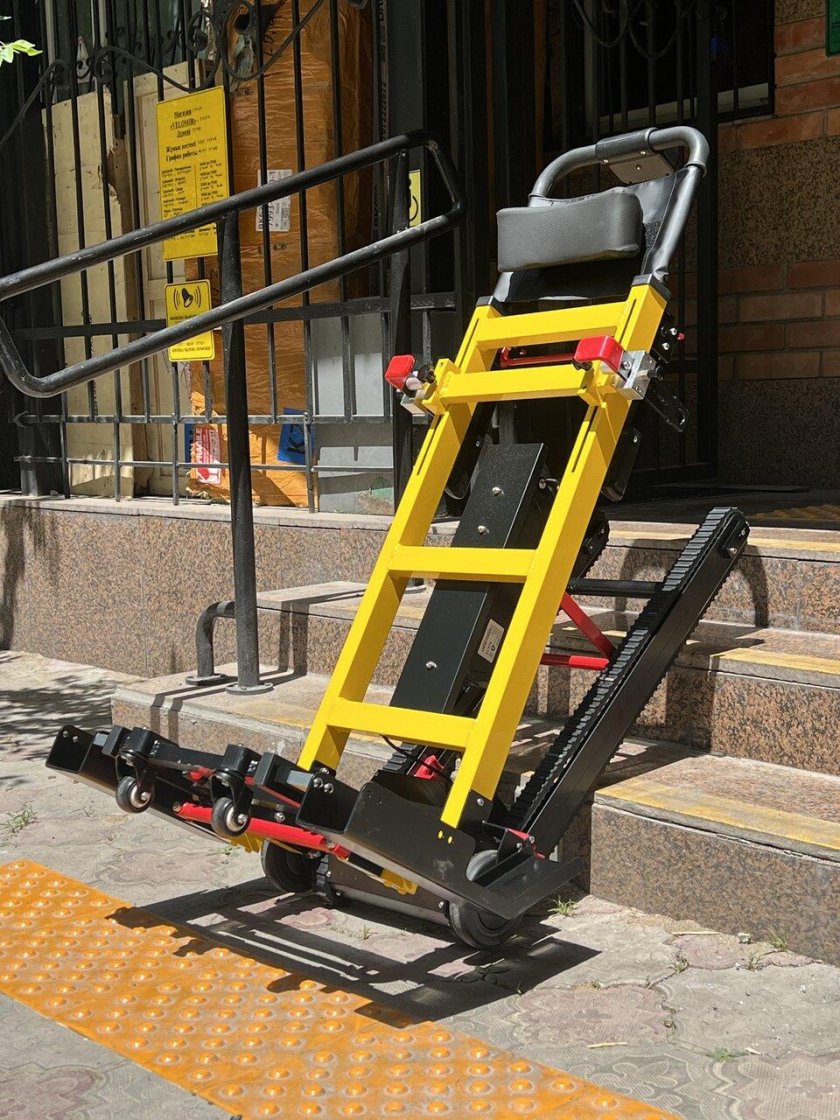 Мобильный гусеничный лестничный подъемник