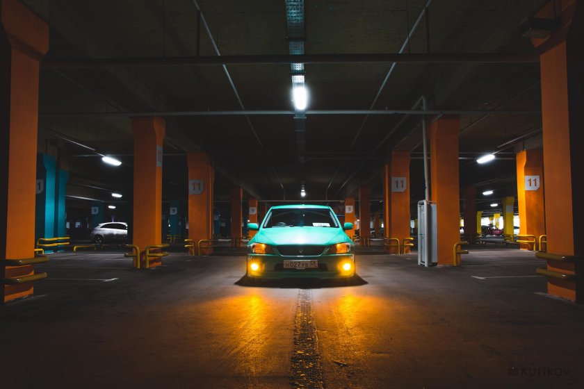 Машина в паркинге