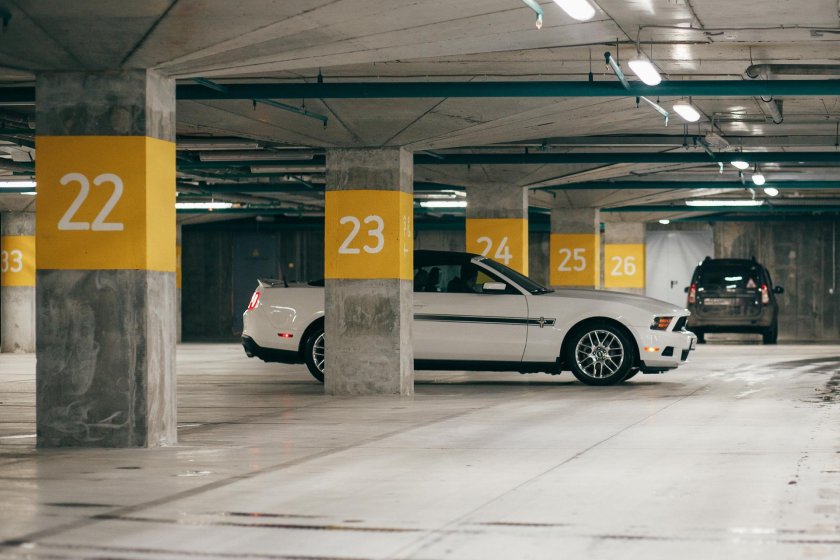 Мустанг на парковке