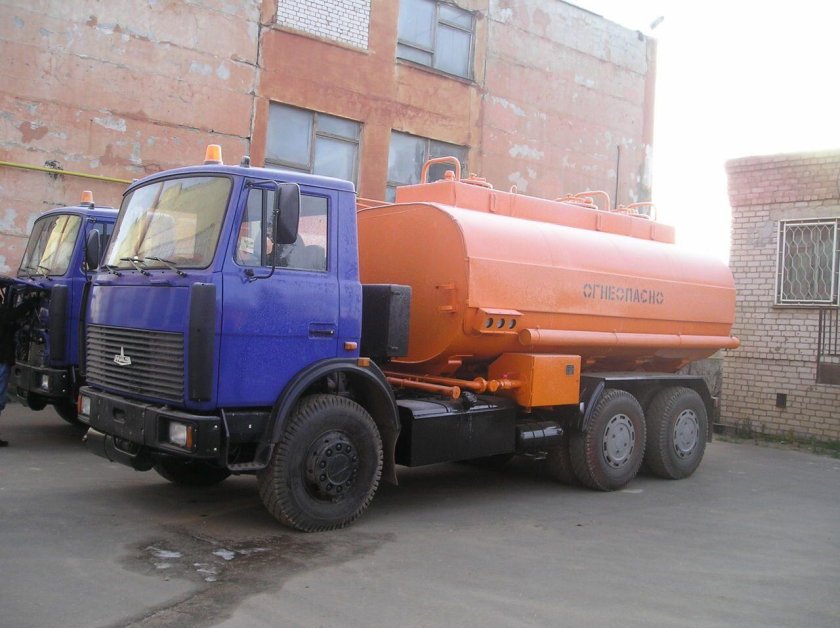 МАЗ бензовоз