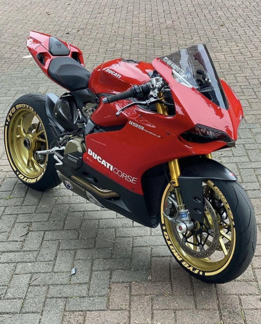 Спортивный мотоцикл дукати панигале