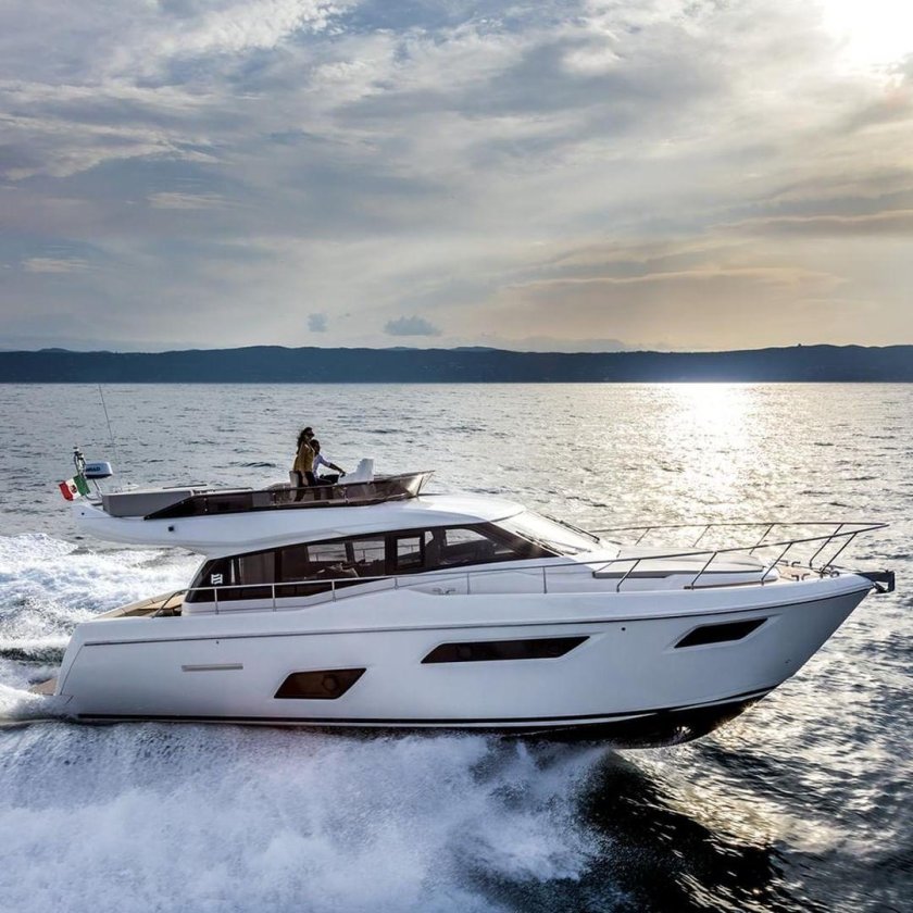 Феретти 450 катер