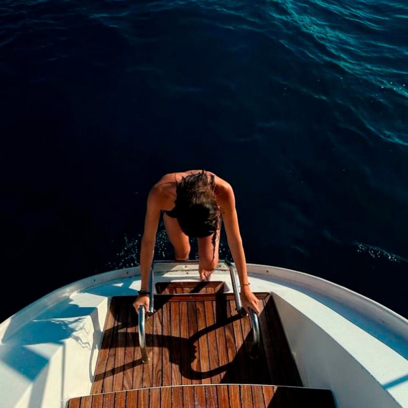 Яхта в море