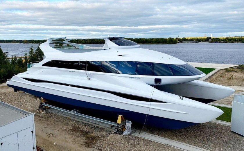 Лукер катамаран