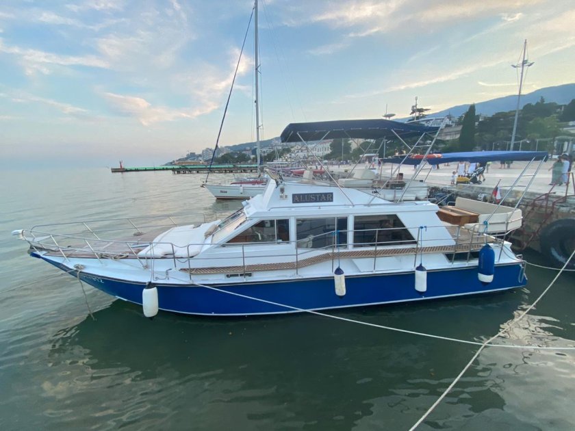 Яхта Алюстар