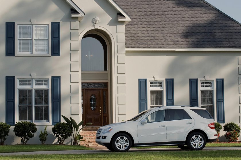 Загородный дом с машиной