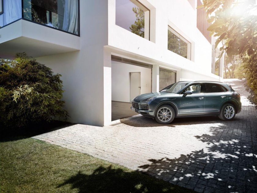 Машина у дома