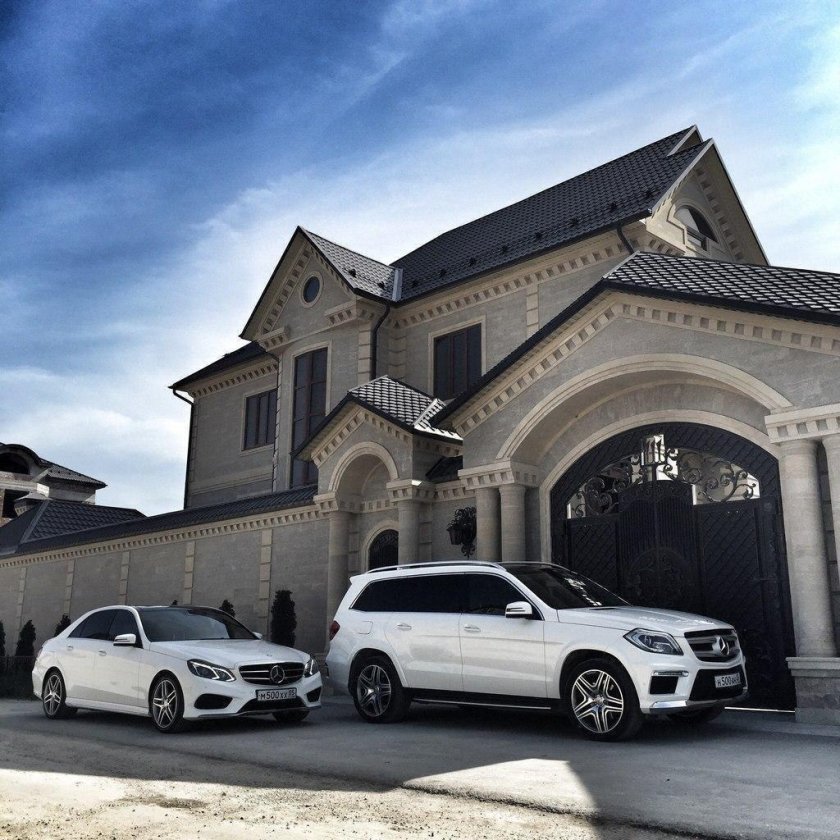 Красивый дом с машиной