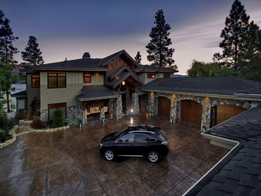 Большой дом с гаражом