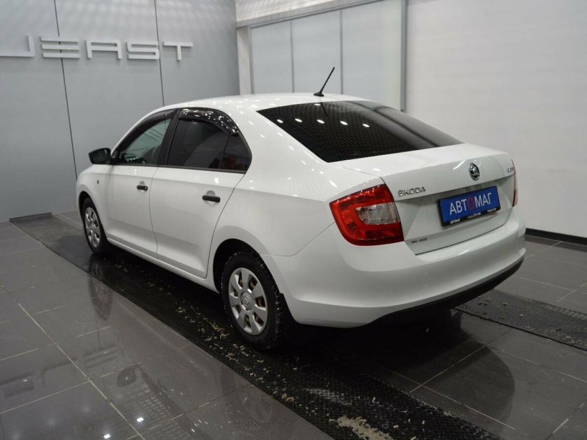 Белая шкода рапид