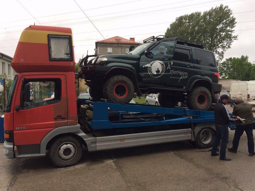 Машина на эвакуаторе