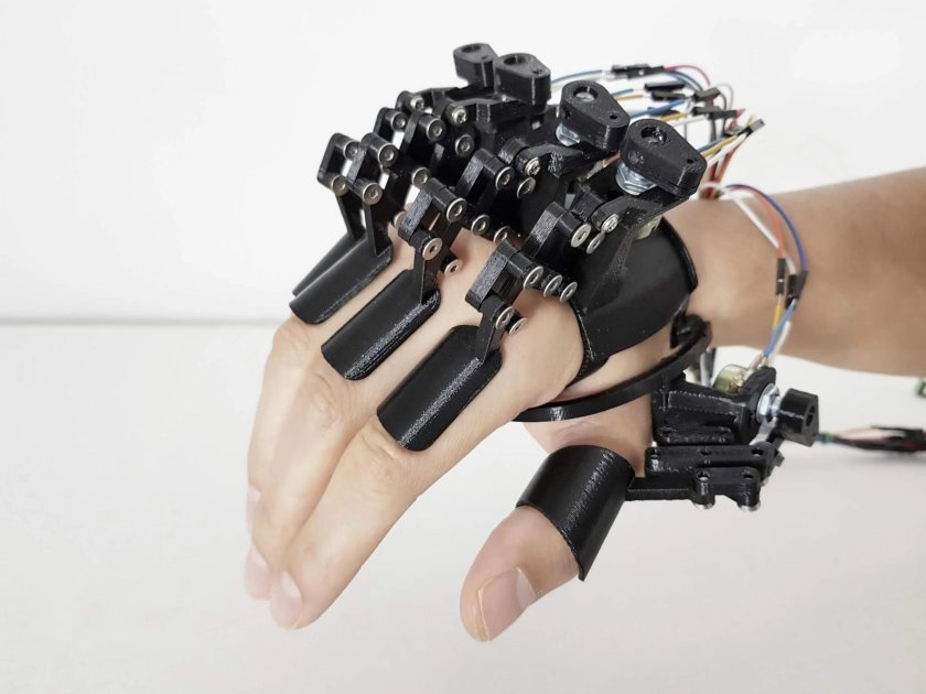 Бионическая перчатка uhand