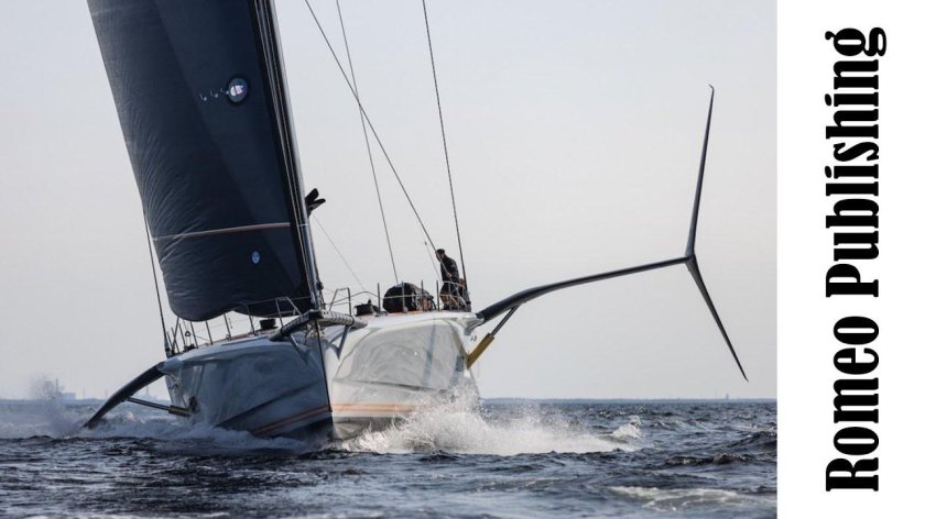 Парусная яхта на подводных крыльях