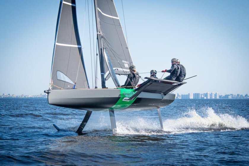 Яхта на подводных крыльях