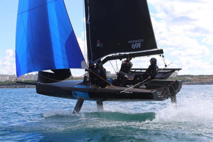 Спортивная яхта