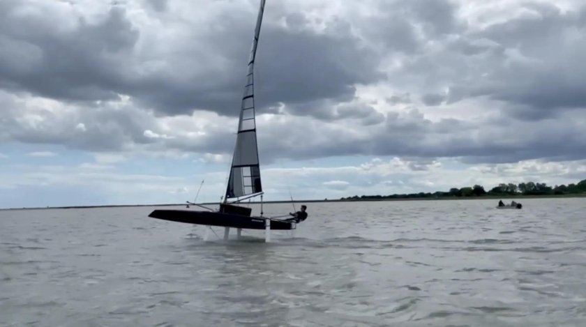 Парусная яхта на подводных крыльях