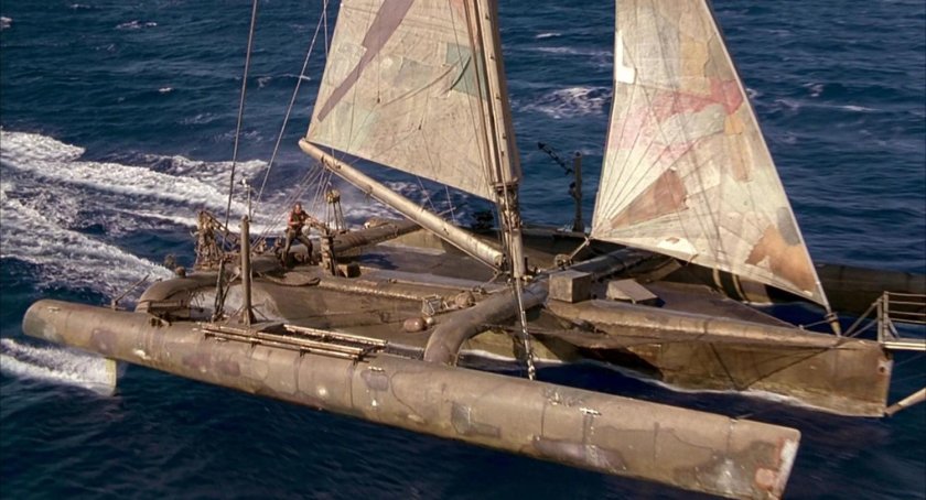 Парусная яхта тримаран