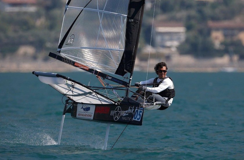 Парусная яхта на подводных крыльях