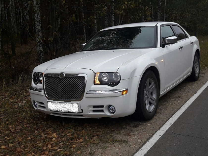 Chrysler 300c white